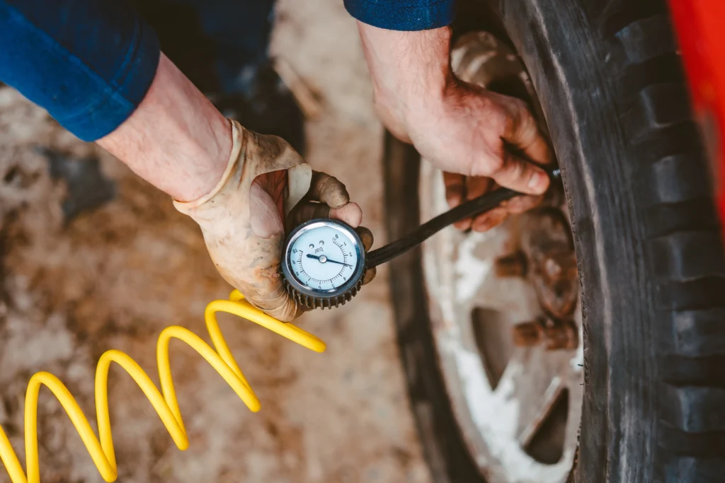 Hydrostatic pressure testing of industrial pipeline in Jeddah using calibrated equipment